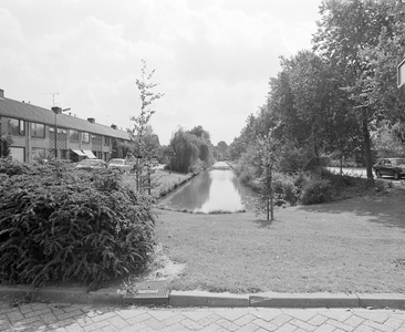 884275 Gezicht op de Maasstraat (links) en de Wierselaan te Vreeswijk (gemeente Nieuwegein), met in het midden een ...